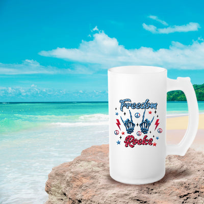 "White 'Freedom Rocks' mug with beach background, turquoise sea and blue sky, ideal summer accessory."